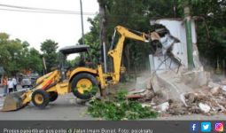 Berdiri di Atas Trotoar, Pos Polisi Jalan Sudirman Dibongkar - JPNN.com