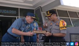 Danlantamal V Terima Kejutan Kue HUT Ke-73 TNI - JPNN.com