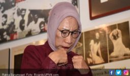 Ratna Sarumpaet Kena Tegur Hakim Lantaran Sibuk dengan Sesuatu di Dalam Tasnya - JPNN.com