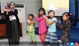 Ketika Anak Kampung Eks Dolly Belajar Bahasa Inggris - JPNN.com