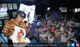 Di Depan Anak Pengungsi, Kak Seto Ubah Kertas jadi Payung - JPNN.com