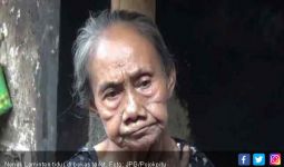 Miris, Puluhan Tahun Nenek ini Tinggal di Bekas Toilet - JPNN.com