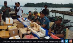 Lanal Batam Tangkap Speedboat Bermuatan 2.358 Ponsel Ilegal - JPNN.com