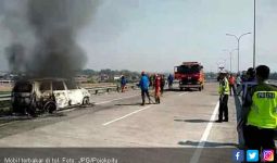 Mobil Berpenumpang WNA Jepang Terbakar di Tol - JPNN.com