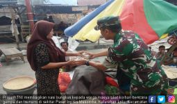 Prajurit TNI Membagikan 3.000 Nasi Bungkus di Pasar Masomba - JPNN.com