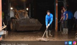 Lihat Aksi Rafael Nadal Bersihkan Lumpur Banjir Bandang - JPNN.com
