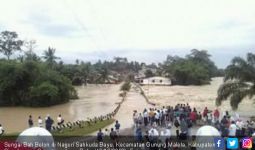 Sungai Bah Bolon Meluap, Pasutri Hanyut Bersama Rumahnya - JPNN.com
