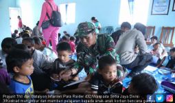 Prajurit TNI Bantu Memulihkan Trauma Bagi Anak Korban Gempa - JPNN.com