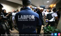 Detik - Detik Peluru Menembus Gedung DPR, Tiarap, Pak! - JPNN.com
