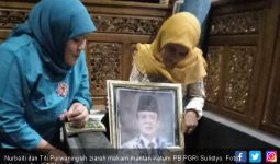 Bu Titi Ziarah ke Makam Bapaknya Honorer K2, Mengharukan... - JPNN.com