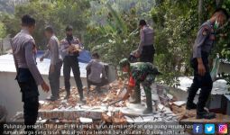 TNI dan Polri Berinergi Bersihkan Puing Rumah Korban Gempa - JPNN.com