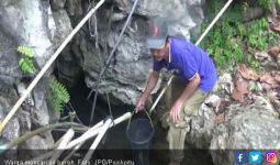 Warga Terpaksa Jalan Kaki Cari Sumber Air Bersih Baru - JPNN.com
