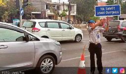 Petugas Dishub Pandu Pengendara yang Bingung di Jalan Baru - JPNN.com