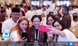 Ketelatenan Megawati Ladeni Permintaan Selfie, Nih Fotonya - JPNN.com