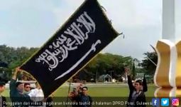 Viral, Video Bendera Tauhid Berkibar di Halaman DPRD - JPNN.com