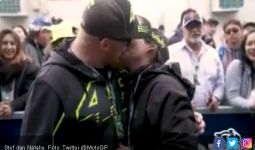 Melamar Kekasih di Depan Garasi Valentino Rossi - JPNN.com