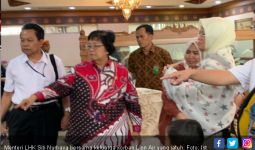 Rangkulan Menteri Siti untuk Keluarga Korban Lior Air JT610 - JPNN.com