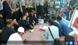 Bupati Ajak Nyanyi Lagu Iwan Fals, Pedemo Gagal Unjuk Rasa - JPNN.com