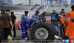 TNI AL Evakuasi Roda Pesawat Lion Air JT 610 ke Dermaga JICT - JPNN.com