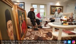Imam Nahrawi Dapat Lukisan dan Buku Spesial dari Gus Nas - JPNN.com