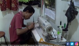 Tangan Para Pekerja Difabel ini Hasilkan Karya Batik Unik - JPNN.com