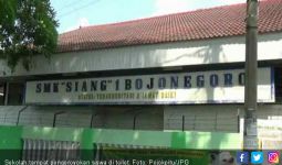 Viral, Pelajar SMK Dikeroyok Kakak Kelas di Toilet Sekolah - JPNN.com