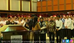Tangis Menteri Siti Lepas Jenazah Korban Lior Air JT-610 - JPNN.com