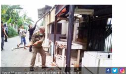 Lempar Mobil Satpol PP dengan Batako, Pemulung Ditangkap - JPNN.com