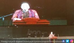 Megawati Terima Penghargaan dari Purna Paskibraka Indonesia - JPNN.com
