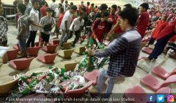 Tiru Jepang, Suporter Myanmar Bersihkan Sampah di Stadion - JPNN.com