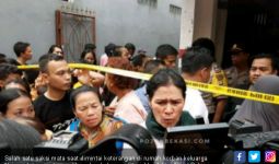 Polisi Buka Paksa Rumah Pembunuhan Satu Keluarga di Bekasi - JPNN.com