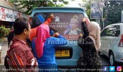 Kader PDIP Bersihkan Poster 'Raja Jokowi' - JPNN.com