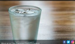 5 Manfaat Minum Sambil Duduk, Cegah Serangan Penyakit Kronis Ini - JPNN.com
