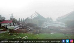 15 Rumah di Solsel Rusak Diterjang Angin Puting Beliung - JPNN.com