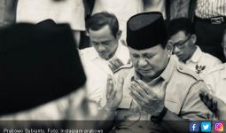 Sebelum Debat Lawan Jokowi, Prabowo Baca Doa Nabi Yunus - JPNN.com