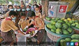 Puluhan Siswa Kumpulkan Sampah untuk Membuat Pupuk - JPNN.com