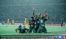 Alasan Wasit Hentikan Laga Persebaya vs Bhayangkara FC - JPNN.com