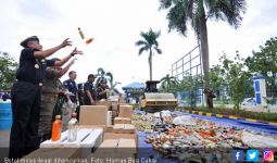 3 Ribu Botol Miras Sitaan Dituangkan ke Drum - JPNN.com