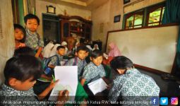 Rumah Pak RW jadi Satu-satunya Sekolah di Atas Bukit Enut - JPNN.com