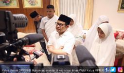 Cak Imin Lepas Pemenang Jalan Sehat Sarungan untuk Umrah - JPNN.com