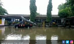 Tergenang Banjir, Sekolah Diliburkan - JPNN.com