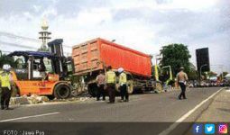 Jalan Raya Duduksampeyan Lumpuh Karena Sopir Ngantuk - JPNN.com