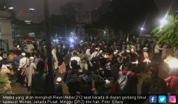 Gerbang Timur Monas Dibuka, Massa Masuk sambil Bertakbir - JPNN.com