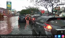 Kiat Aman Berkendara Saat Menerabas Banjir Jakarta - JPNN.com
