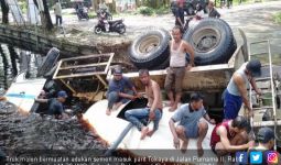 Orang Gangguan Jiwa Nyetir Truk Molen, Begini Jadinya - JPNN.com