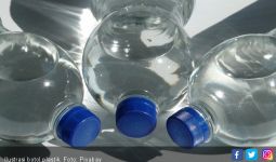 Apakah Aman Minum dari Botol Plastik? - JPNN.com