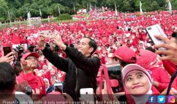 Lihat Nih Aksi Presiden Ikut Senam Tera di Kebun Raya - JPNN.com