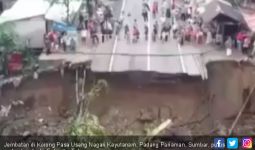 Jembatan di Kayutanam Putus, Perekonomian Warga Terganggu - JPNN.com