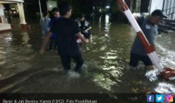 Sejumlah Wilayah di Kota Bekasi Banjir Hingga 30 Cm - JPNN.com