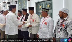 Presiden Serahkan 320 Sertifikat Wakaf di Banda Aceh - JPNN.com